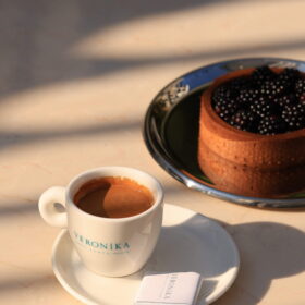 Veronika Türk Kahvesi & Yaban Mersinli Turta