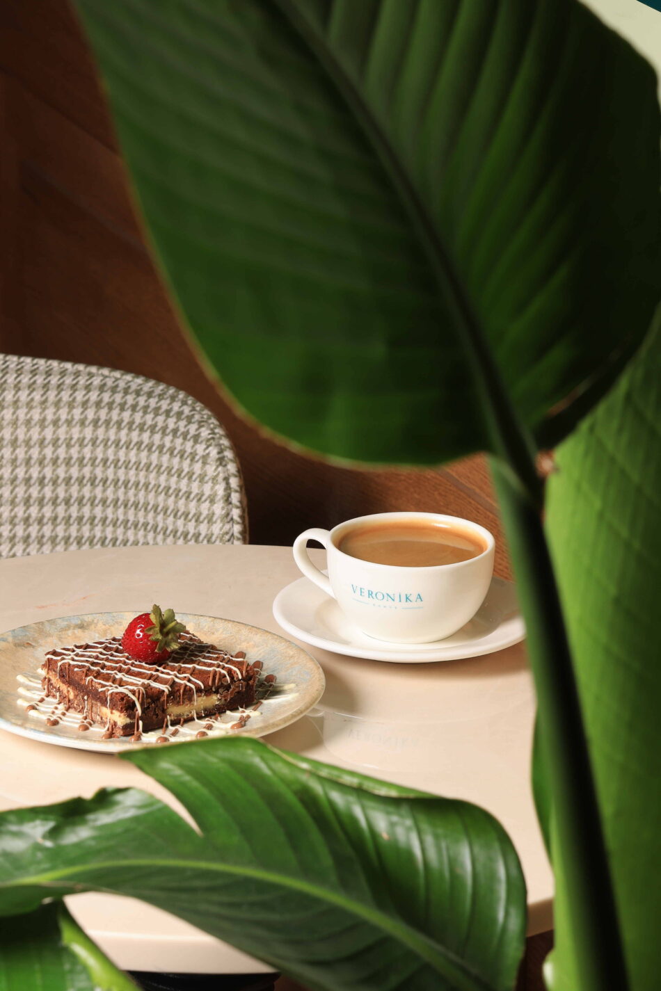 Kahve İle Çilekli Kek Dilimi